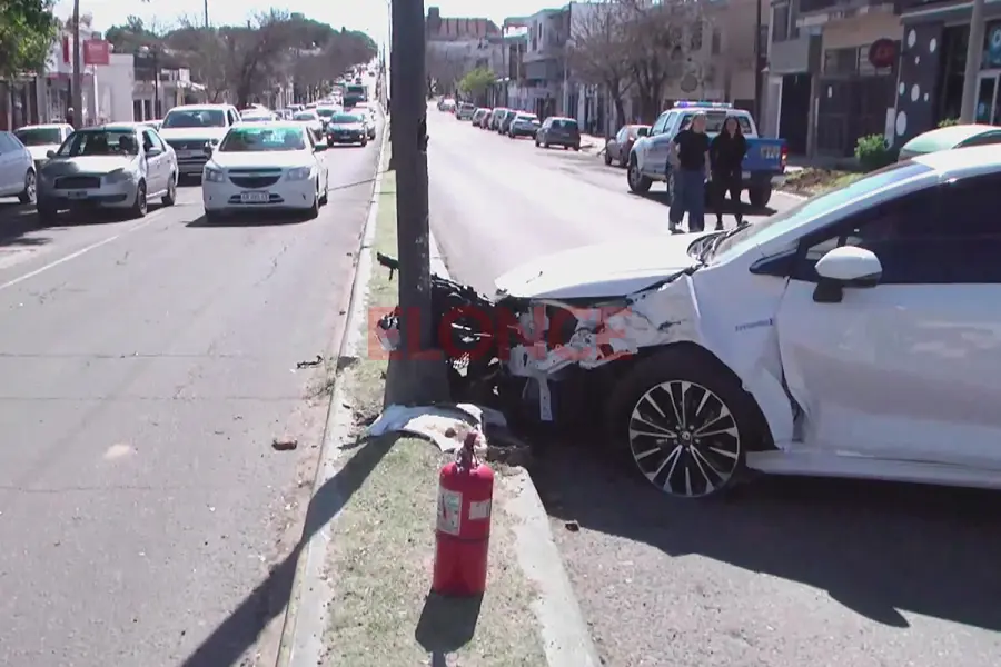 Choque en avenida Ram&iacute;rez: un auto impact&oacute; contra una columna (foto Elonce)