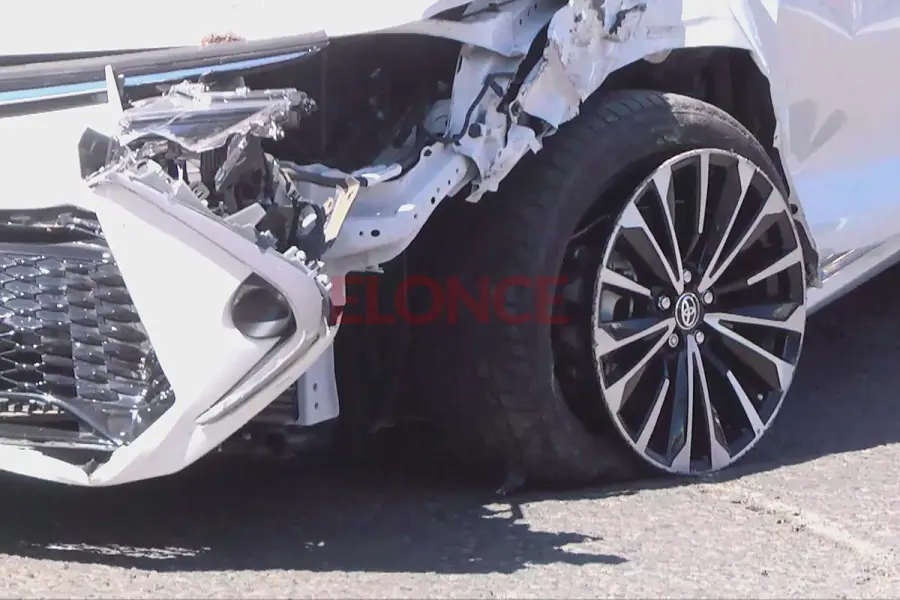 Choque en avenida Ram&iacute;rez: un auto impact&oacute; contra una columna (foto Elonce)