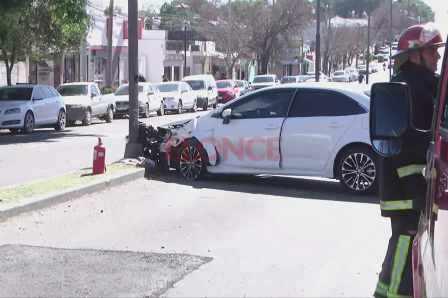 Choque en avenida Ram&iacute;rez: un auto impact&oacute; contra una columna (foto Elonce)