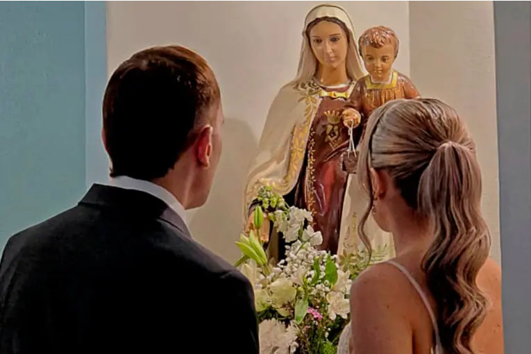 Pareja se casó en la capilla de un sanatorio de Paraná: la historia de amor que superó dificultades de salud
