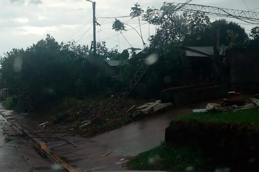 Posible tornado causó importantes daños en El Soberbio (foto Misiones online)
