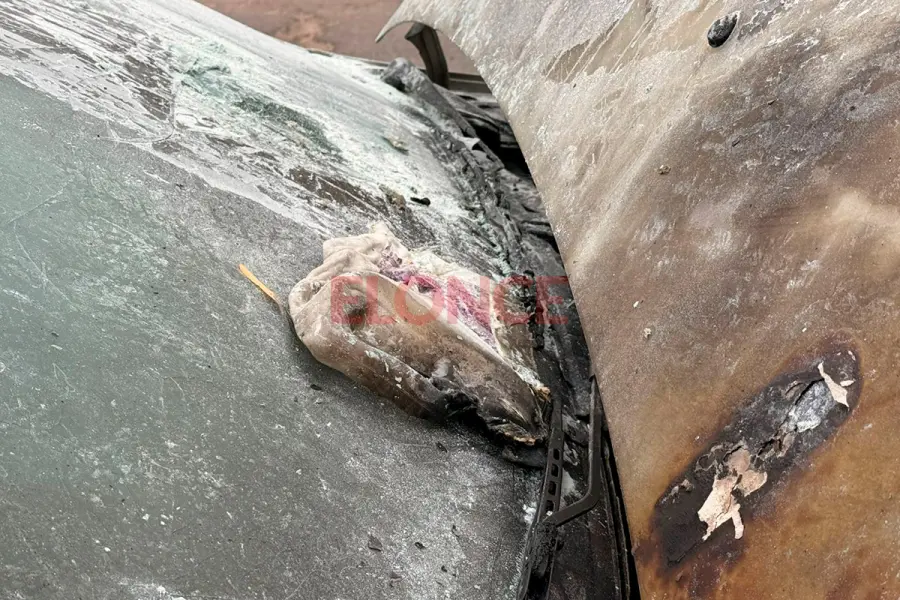 El supuesto bidón con combustible que habría sido arrojado sobre el auto (foto Elonce)