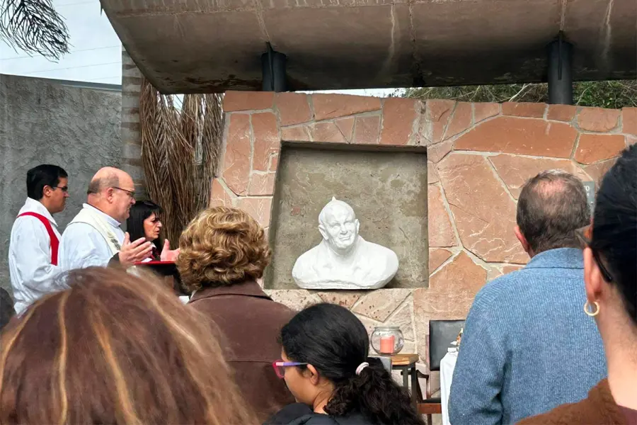 Entronizaron un busto de San Juan Pablo II en Plazoleta El Altar del Papa, Salto (Uruguay)