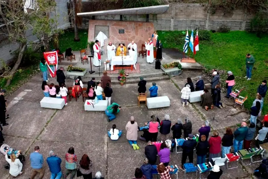 Entronizaron un busto de San Juan Pablo II en Plazoleta El Altar del Papa, Salto (Uruguay)