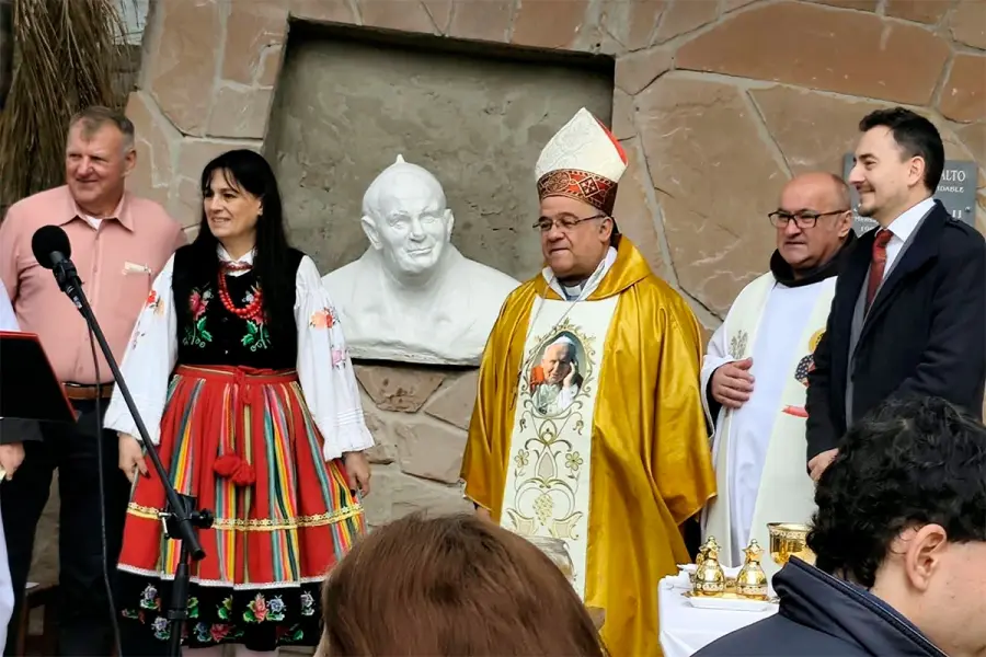 Entronizaron un busto de San Juan Pablo II en Plazoleta El Altar del Papa, Salto (Uruguay)