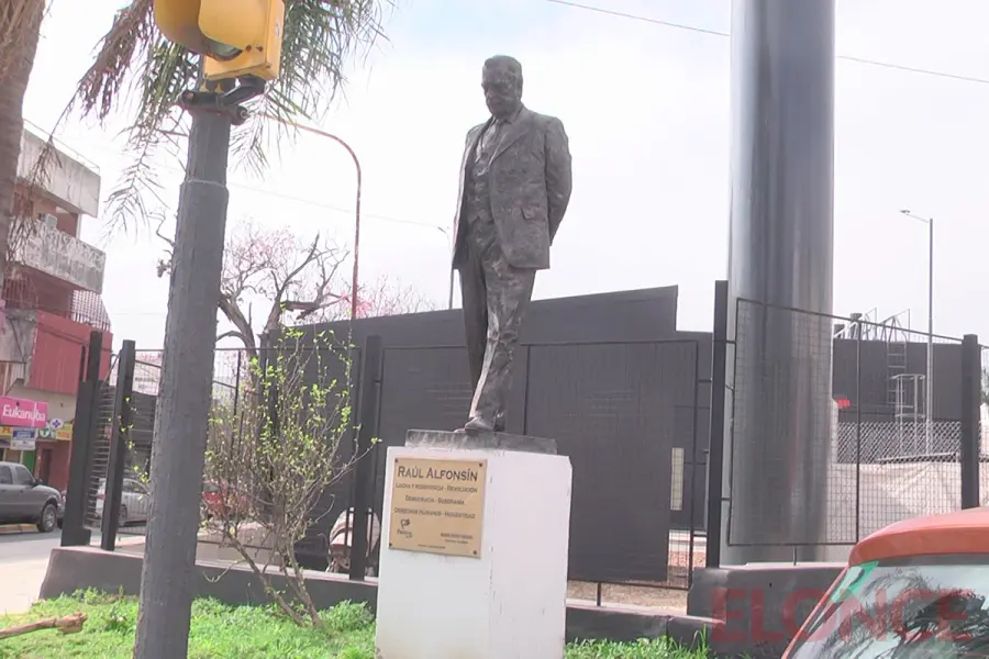 Estatua de Ra&uacute;l Ricardo Alfons&iacute;n (foto Elonce)