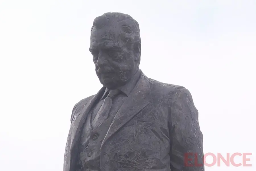 Estatua de Ra&uacute;l Ricardo Alfons&iacute;n (foto Elonce)