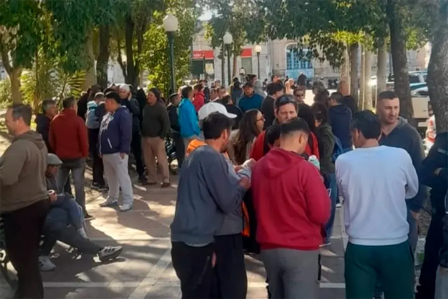 Trabajadores de Granja Tres Arroyos protestan en Concepci&oacute;n del Uruguay (fuente La Pir&aacute;mide)