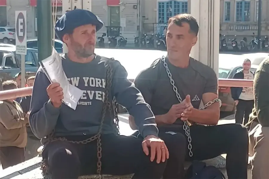 Protesta de trabajadores de Granja Tres Arroyos (fuente La Pir&aacute;mide)