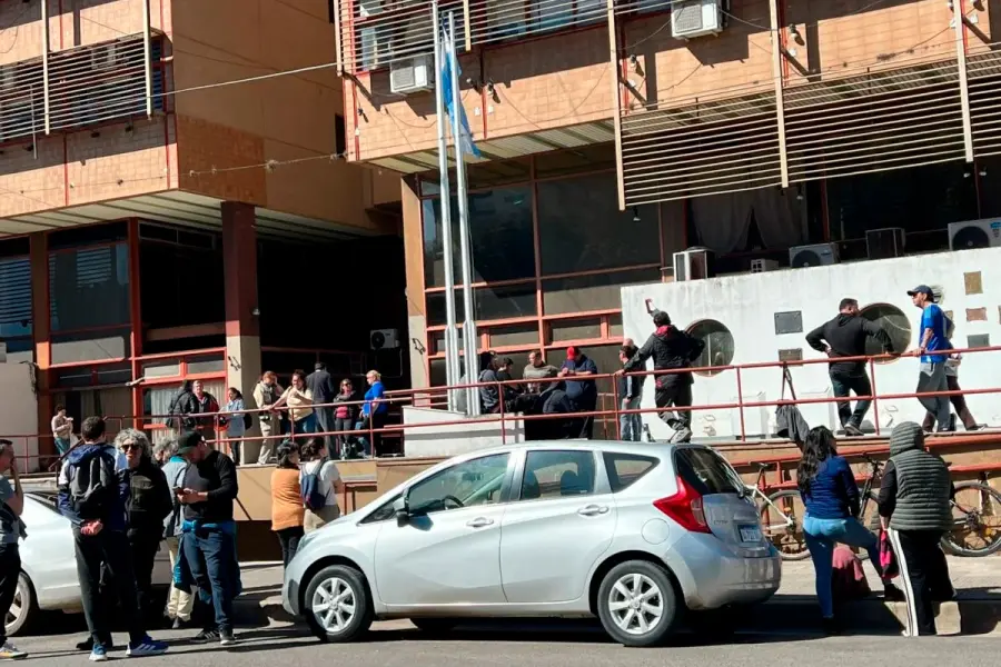 Trabajadores de Granja Tres Arroyos protestan en Concepci&oacute;n del Uruguay (fuente La Pir&aacute;mide)