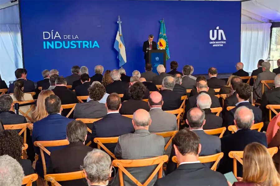 Rappallini expone ante los asistentes durante el acto del D&iacute;a de la Industria (fuente Infobae)