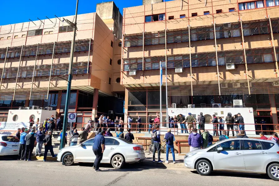 Protesta de trabajadores de Granja Tres Arroyos (fuente La Pir&aacute;mide)
