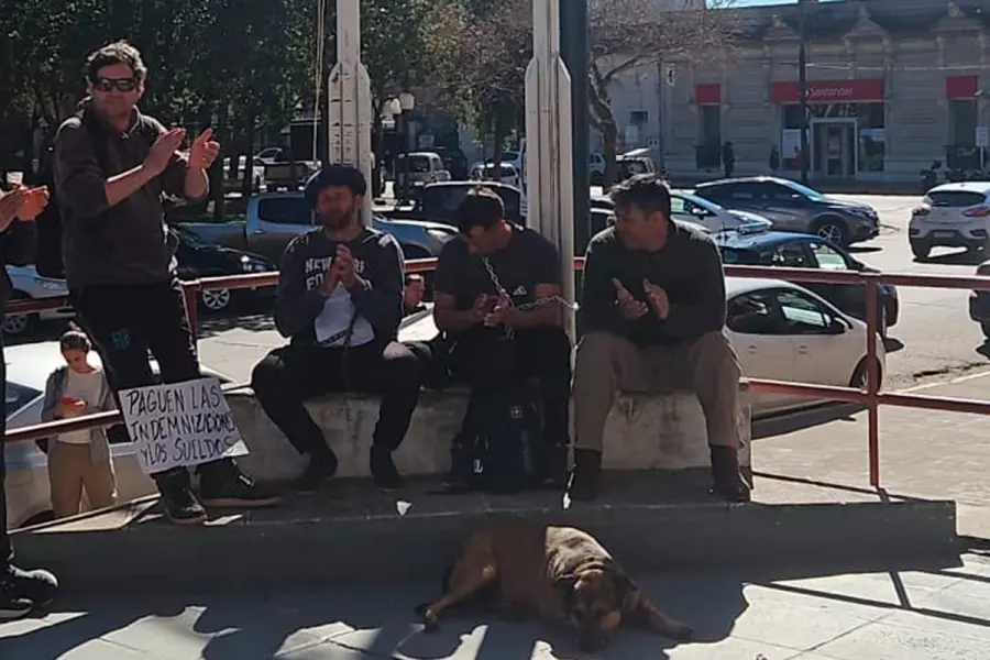Protesta de trabajadores de Granja Tres Arroyos (fuente La Pir&aacute;mide)