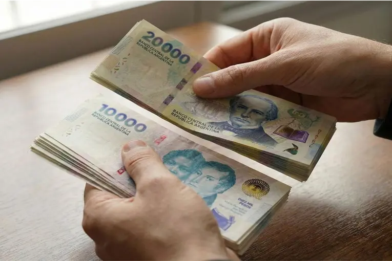 El Gobierno fijó el nuevo salario mínimo: tendrá aumentos mensuales hasta alcanzar los $437.000