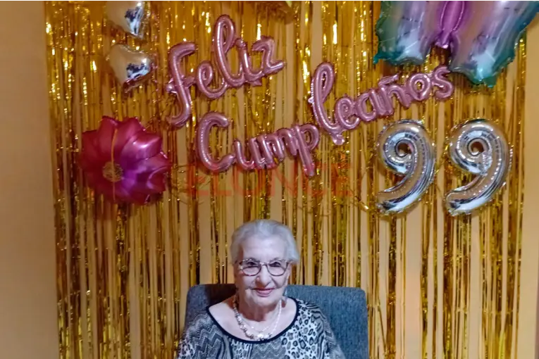 Olivia celebra sus 99 años rodeada de su familia y compartió el secreto de su vitalidad