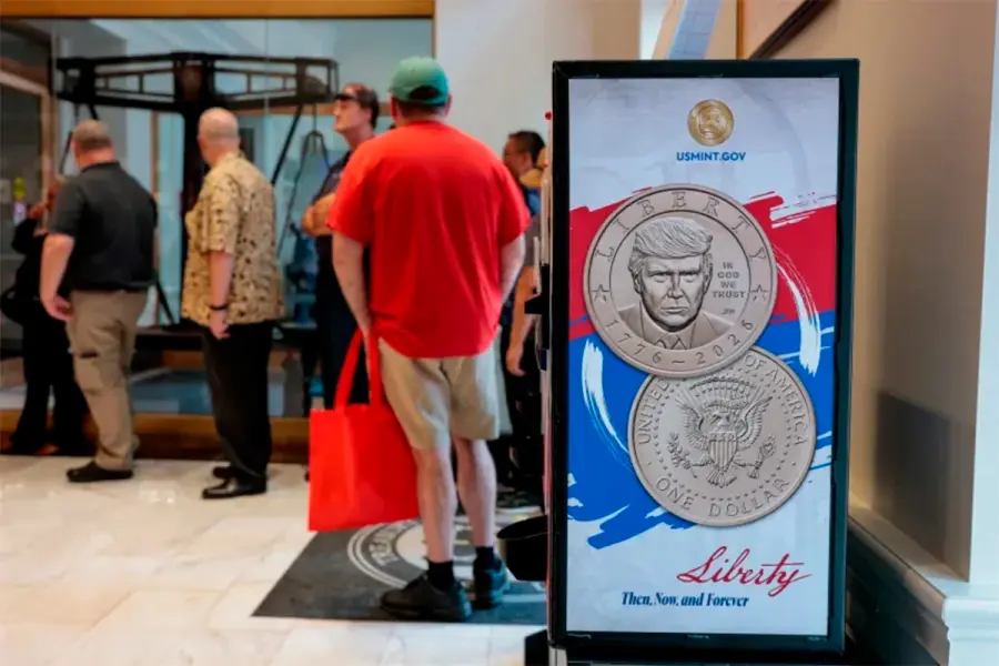 Una m&aacute;quina para comprar monedas de US$ 1 con el retrato del presidente Donald Trump en la tienda de monedas de la Casa de la Moneda de Estados Unidos en Washington (foto Reuters)