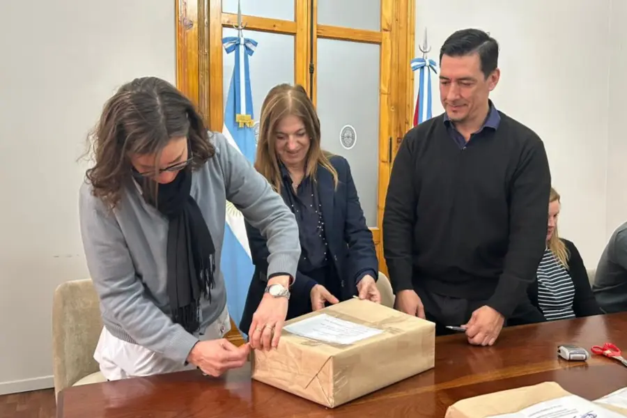 Apertura de sobres para refaccionar la escuela Provincia de Santa Fe (foto Gobierno de Entre R&iacute;os)