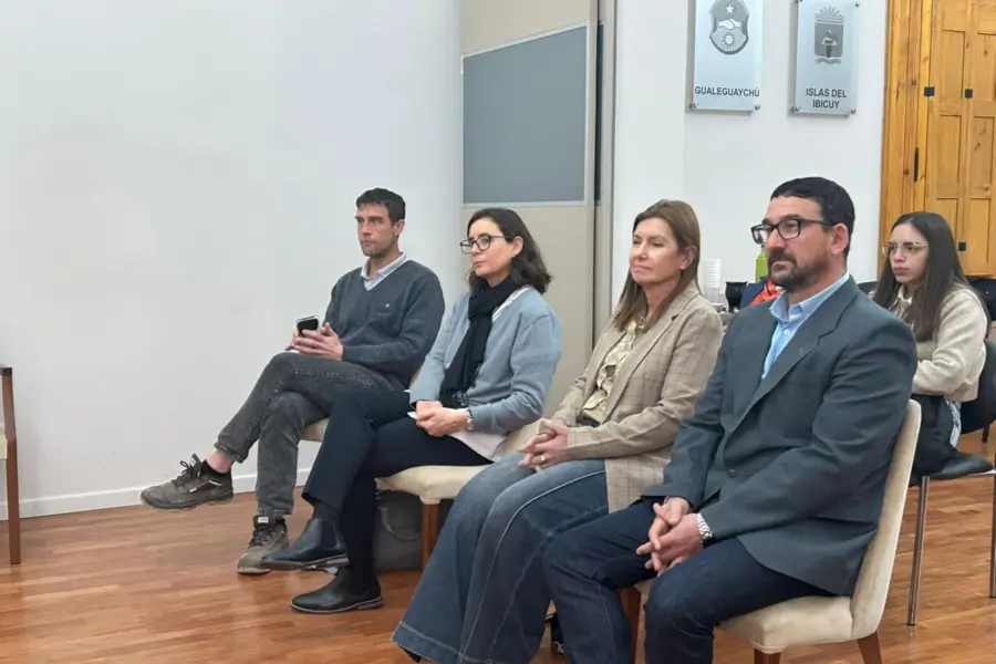Apertura de sobres para refaccionar la escuela Provincia de Santa Fe (foto Gobierno de Entre R&iacute;os)
