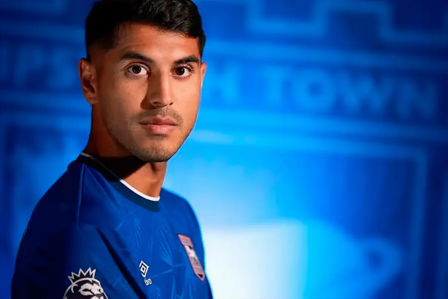 Palacios en su presentaci&oacute;n en Ipswich Town, de Inglaterra.