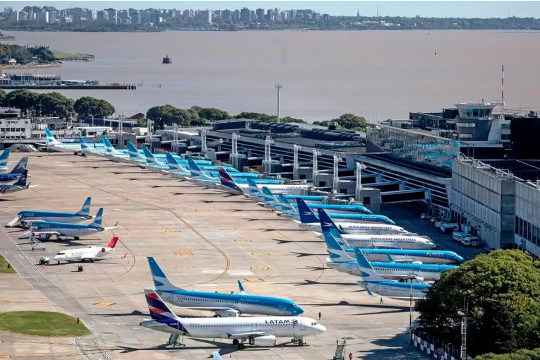 Paro en aeropuertos: el Gobierno intima a ATE a garantizar servicios mínimos