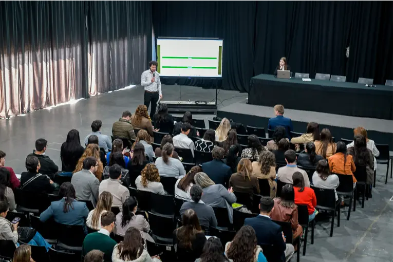 Paraná capacitó a 100 procuradores externos para actualizar la carga y seguimiento de juicios municipales