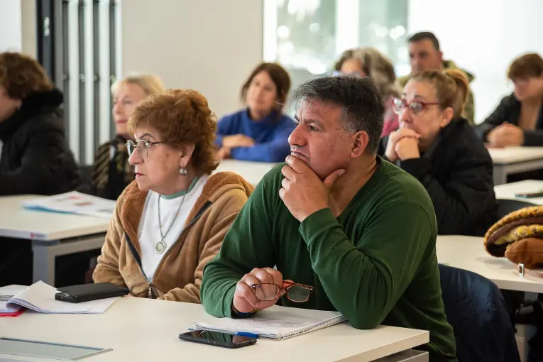 Abren nueva convocatoria para capacitar a personas mayores en el uso de celulares y tecnología