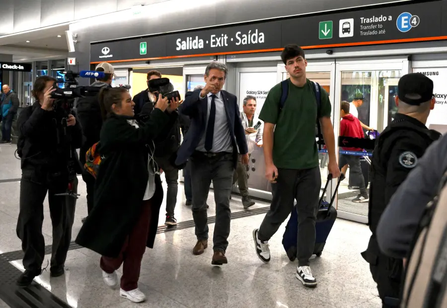 Los rugbiers franceses en el aeropuerto de Ezeiza acompa&ntilde;ados por su abogado, Rafael C&uacute;neo Libarona (foto AFP)