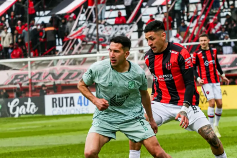 Juli&aacute;n Vera, de Deportivo Maip&uacute;, intenta escapar de la presi&oacute;n de Juan Salas, de Patronato.-
