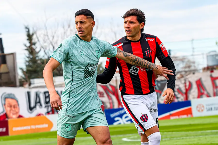 Franco Meritello (derecha) fue uno de los mejores en la labor defensiva del "Patr&oacute;n" (fuente Club Atl&eacute;tico Patronato)