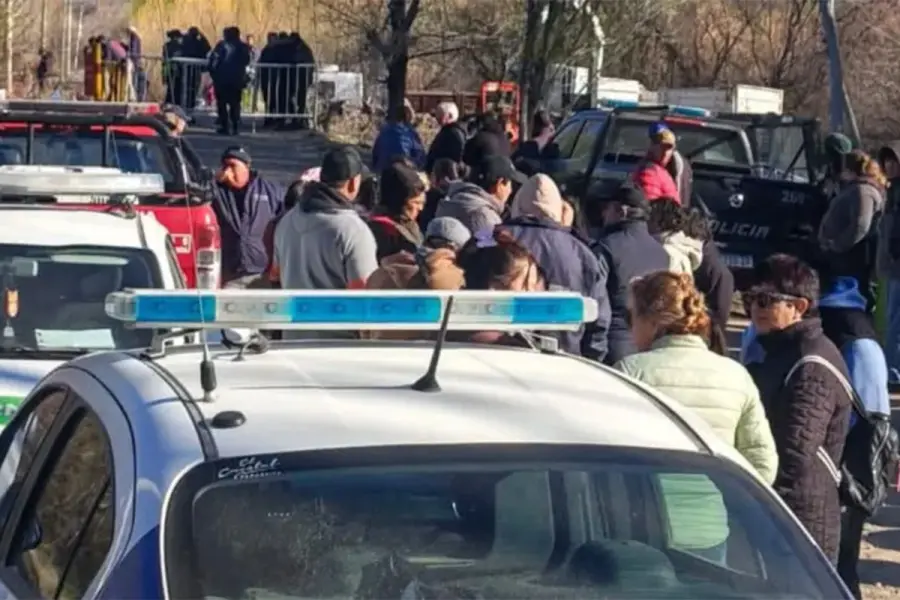 Encontraron sin vida a Gian el ni&ntilde;o de tres a&ntilde;os que hab&iacute;a ca&iacute;do a un canal en Fern&aacute;ndez Oro (fuente Diario R&iacute;o Negro)