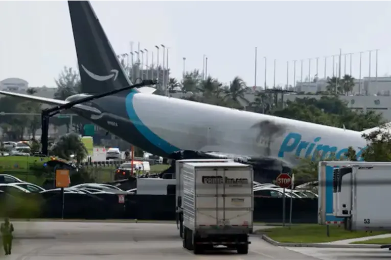 Un avión de carga se estrelló en el aeropuerto de Miami y confirmaron al menos cinco muertos
