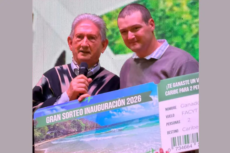 A la derecha, el ganador del viaje-
