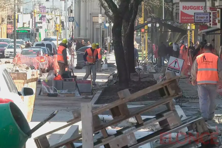 Renuevan veredas y arbolado en calle 25 de Mayo de Paran&aacute; (foto Elonce)