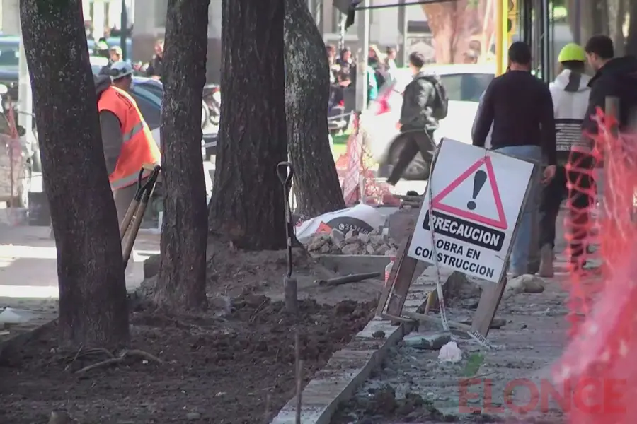 Renuevan veredas y arbolado en calle 25 de Mayo de Paran&aacute; (foto Elonce)