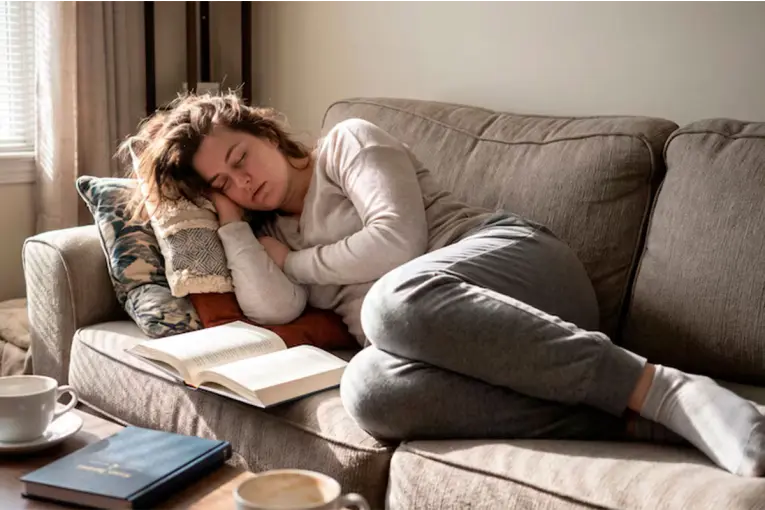 Dormir siesta todos los días: beneficios, riesgos y cuánto debería durar según los expertos