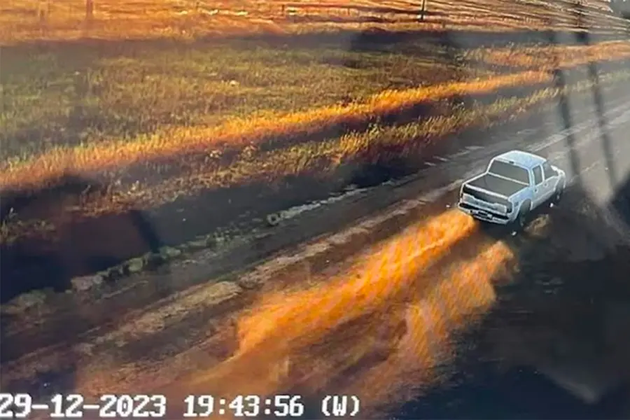 El paso de la camioneta conducida por Francisco Reddy a las 19.43 del 29 de diciembre, en sentido hacia la ruta 2. Ya hab&iacute;a cometido la masacre de Chascom&uacute;s (foto Clar&iacute;n)