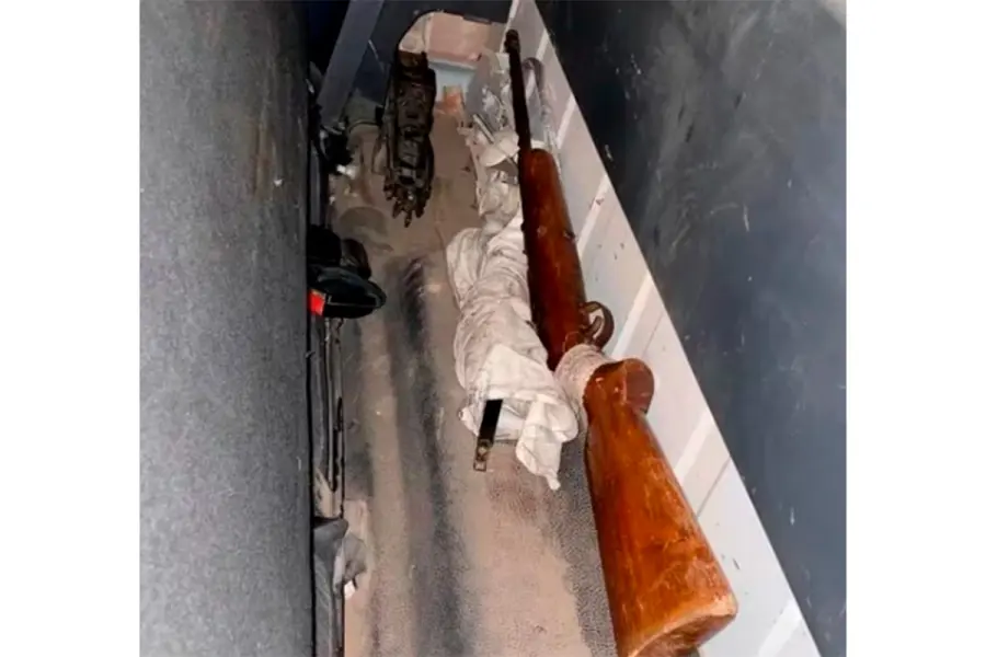 El rifle Mahely, calibre 22, que encontraron detr&aacute;s del asiento de la camioneta de Francisco Reddy, acusado de la masacre de Chascom&uacute;s (foto Clar&iacute;n)