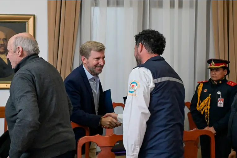 Gobierno y Bomberos Voluntarios acordaron fortalecer el sistema de emergencias y mejorar el financiamiento