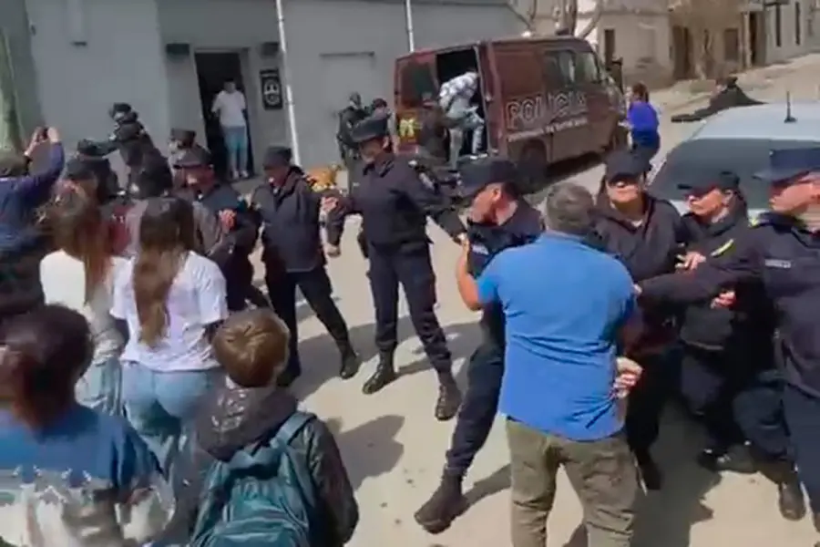 Incidentes durante el traslado de cinco detenidos (captura de video)
