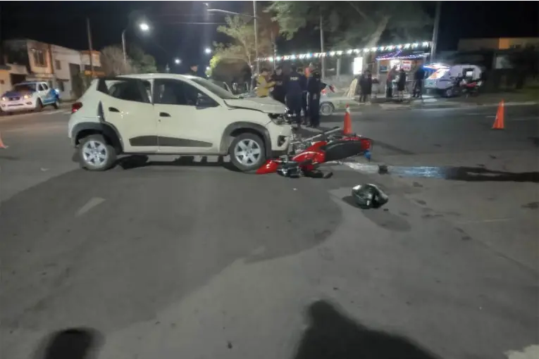 Dos personas resultaron heridas tras choque entre auto y moto en Paraná