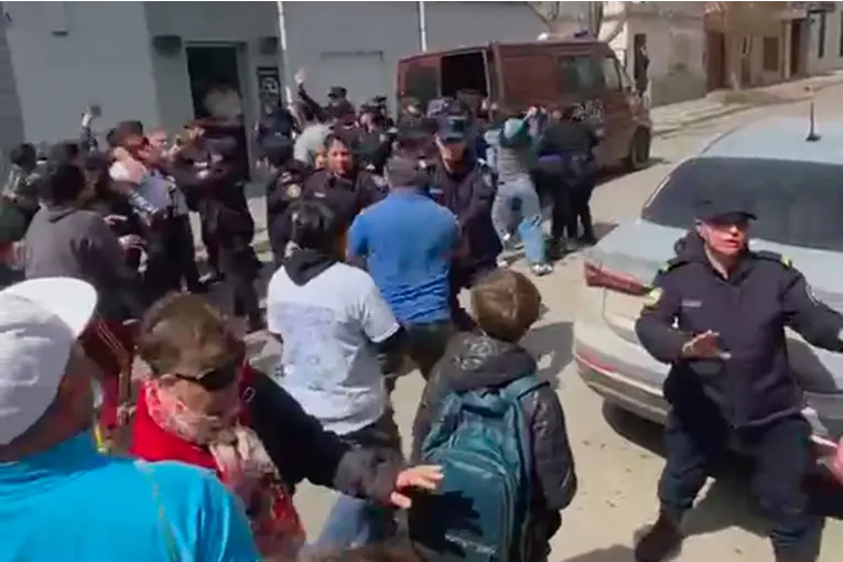 Crimen de Sebastián Barreto: hubo incidentes durante el traslado de los detenidos