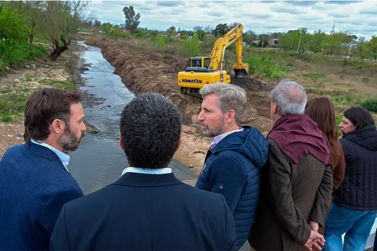 El gobernador supervisó las obras de limpieza y saneamiento del arroyo Manzores