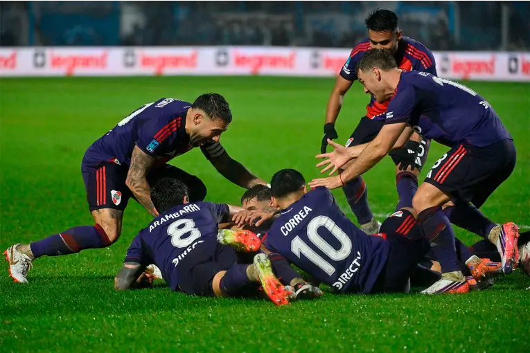 River venció sobre la hora a Atlético Tucumán bajo la lluvia y sumó su tercer triunfo seguido