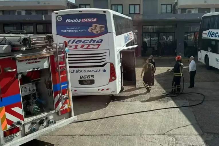 Principio de incendio en un colectivo generó alarma en la Terminal de Concepción del Uruguay