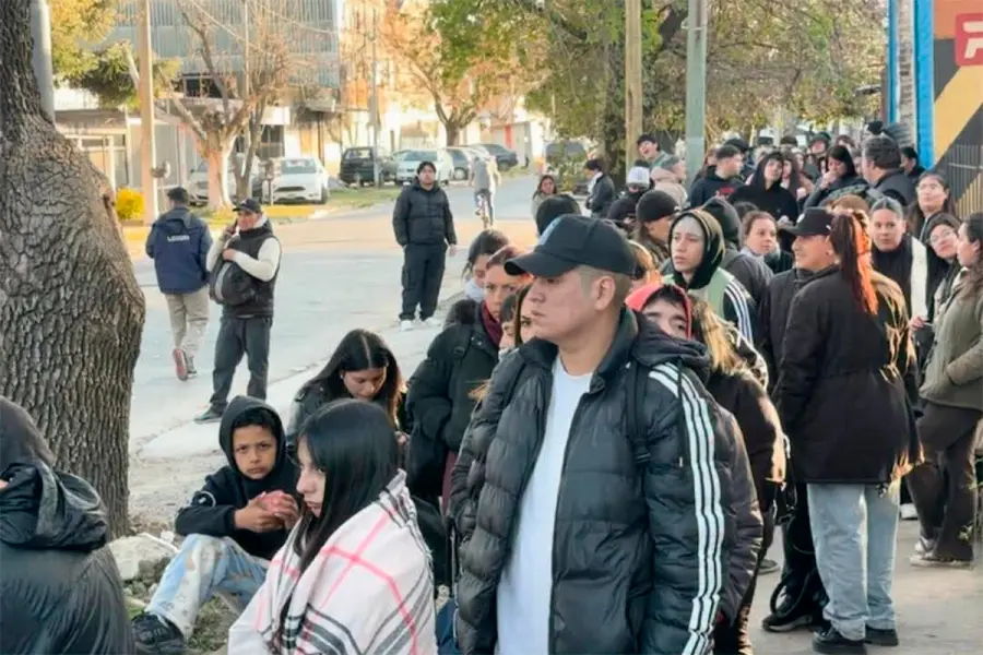 M&aacute;s de 1.500 personas hicieron fila por 14 empleos (archivo)