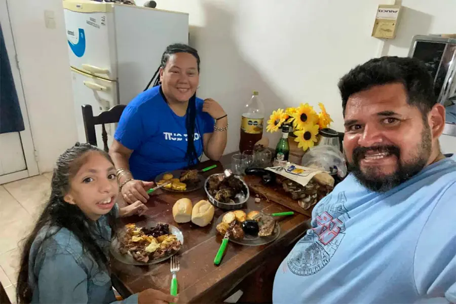 Emily, junto a su familia adoptiva (foto El Entre R&iacute;os)