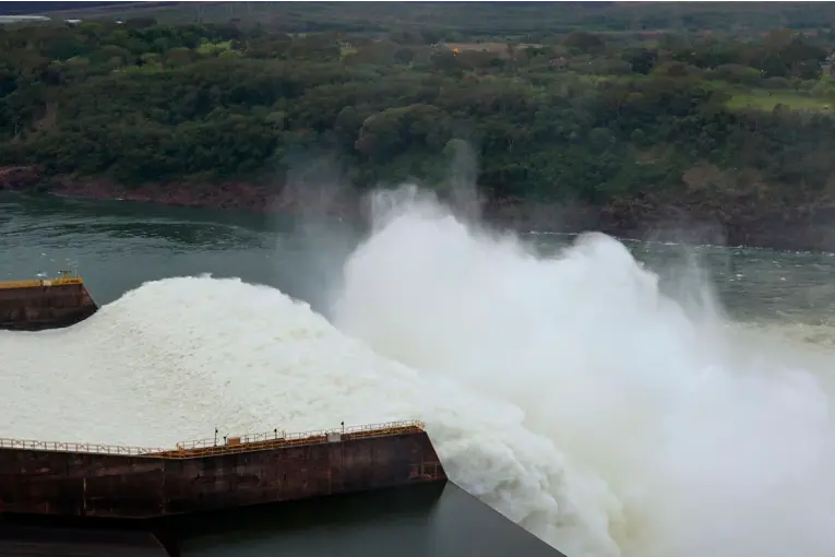 Itaipú descargará agua durante 10 días: qué efecto puede tener en el río Paraná