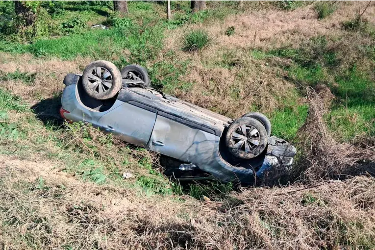 Una mujer volcó con su auto y fue socorrida por vecinos en Concepción del Uruguay