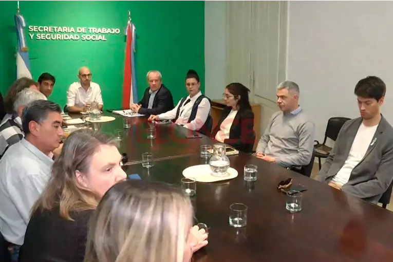 El Gobierno y los gremios docentes retoman la paritaria este martes