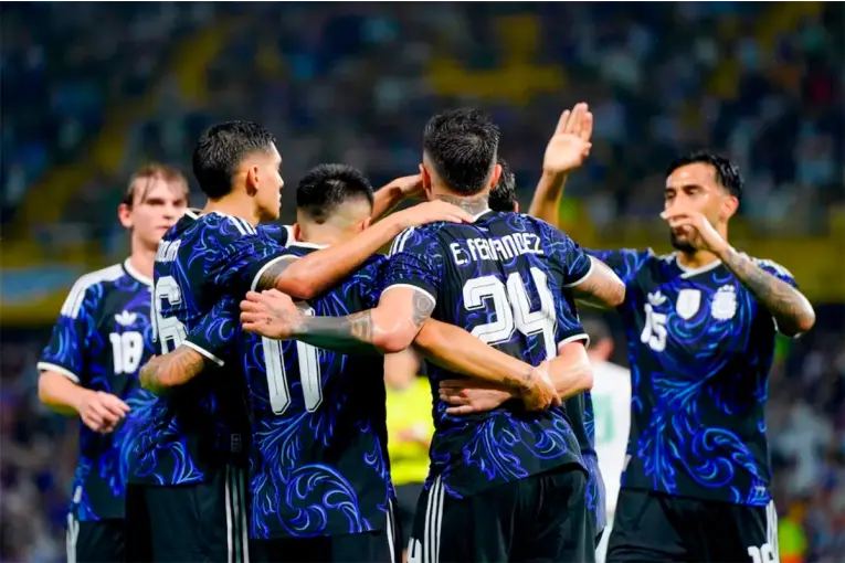 La AFA evalúa llevar a la Bombonera el amistoso con Burkina Faso previo a la despedida de Messi